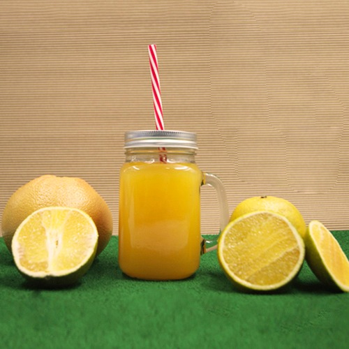 Tarro de vidrio con asa y tapa metálica. Incluye popote rígido. TRANSPARENTE