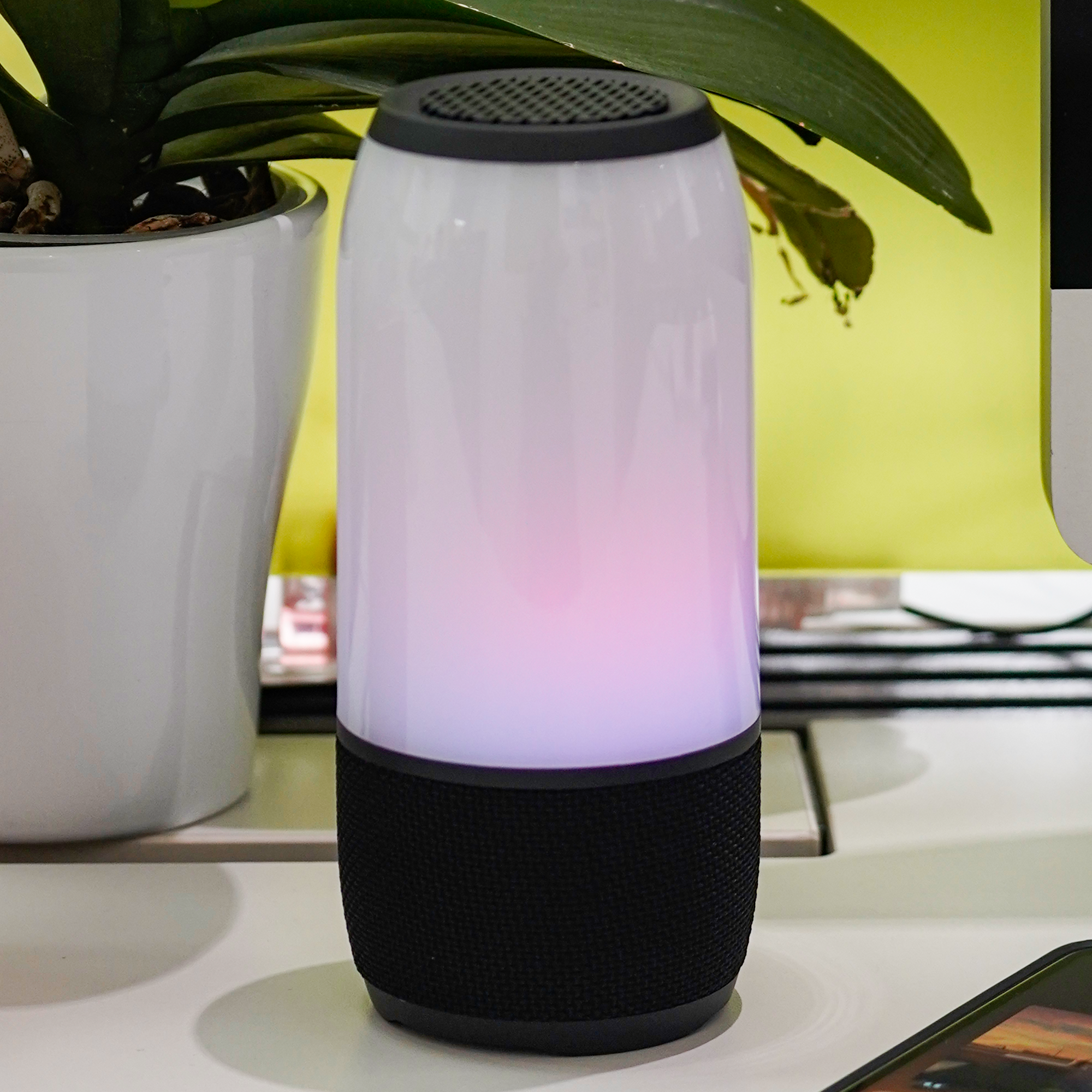 Bocina bluetooth con luz LED de modalidad intercambiable o fija, entrada de auxiliar, entrada USB, tarjeta TF, entrada DC 5 V y función manos libres, Capacidad de carga de 1200 mAh y potencia de salidad de 8W. NEGRO