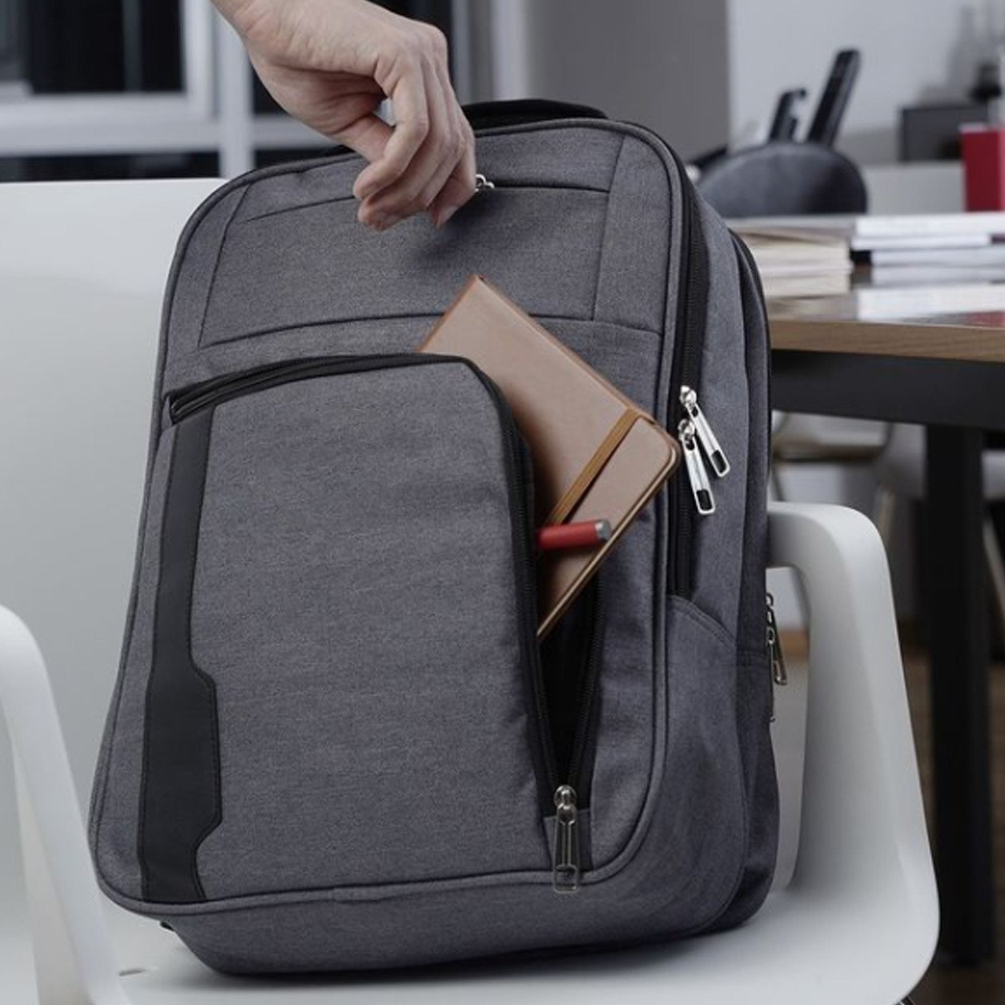 Mochila de 4 compartimentos con espacio para laptop max. de 16 pulgadas. organizador interno, tirantes acojinados, cierre trasero de seguridad y carry on. GRIS