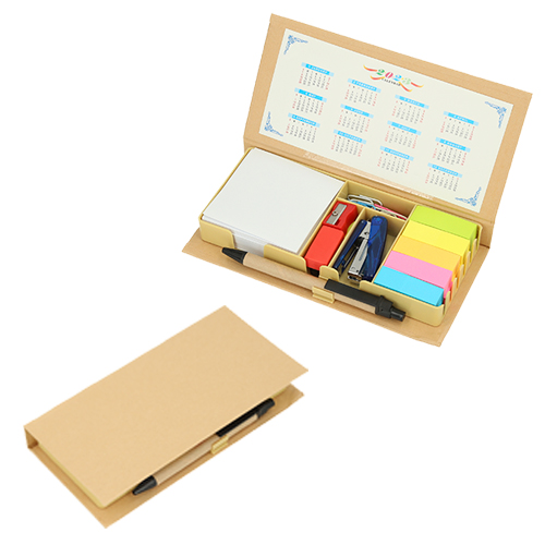 Set ecológico con calendario 2023-2024, notas adhesivas, mini marcador, engrapadora, goma, sacapuntas , clips y pluma. CARTON