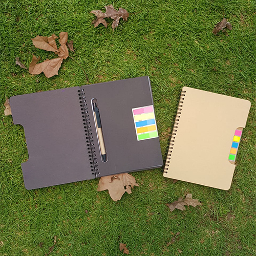 Libreta ecológica con 5 tiras de banderas adheribles y bolígrafo, cuenta con 80 hojas rayadas. CARTON