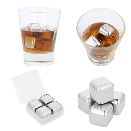 Estuche de plástico con 4 hielos de acero inoxidable de 2.7 x 2.7 cm. PLATA