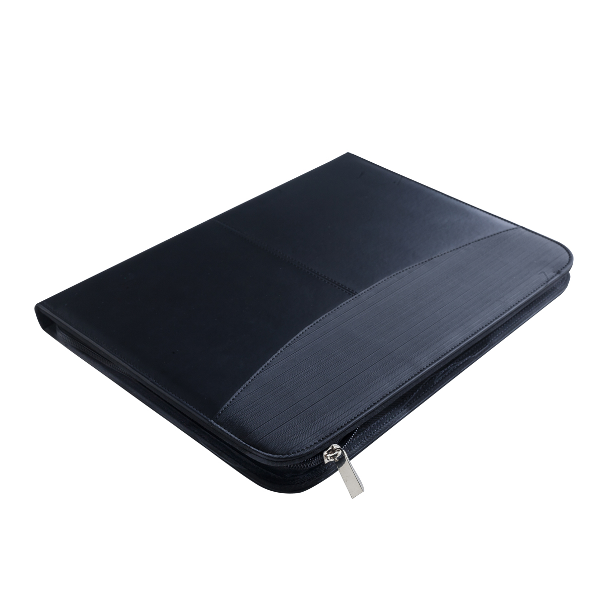 Carpeta de curpiel tamaño carta con cierre, block de raya con 30 hojas, compartimiento para tarjetas y porta bolígrafo. NEGRO