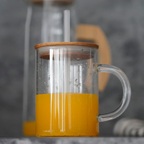 Tarro de vidrio con tapa de bambú y popote. TRANSPARENTE