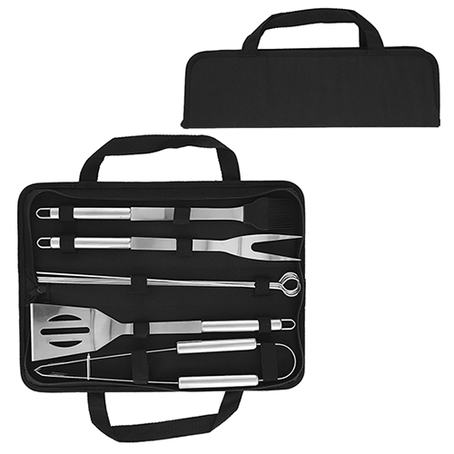 Set de BBQ en estuche de poliéster. Incluye 8 utensilios: pinzas, tenedor asador, 4 espadas para brochetas, brocha y volteador. NEGRO