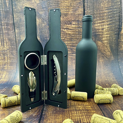 Set de vino con acabado rubber. Incluye sacacorchos de acero inoxidable, boquilla y corta gotas. NEGRO