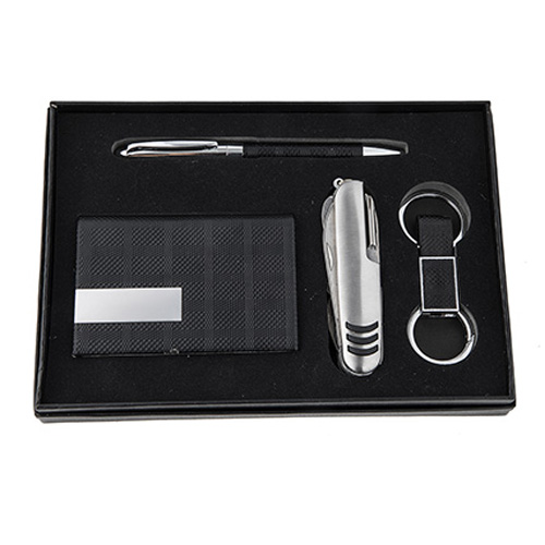 Set ejecutivo Incluye: llavero metálico, porta tarjetero, bolígrafo, navaja y estuche de regalo. NEGRO