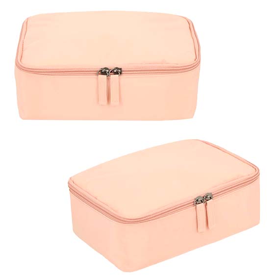 Cosmetiquera con interior forrado, en la parte superior cuenta con 6 espacios ideales para brochas y en la parte inferior 4 separadores ajustables. ROSA