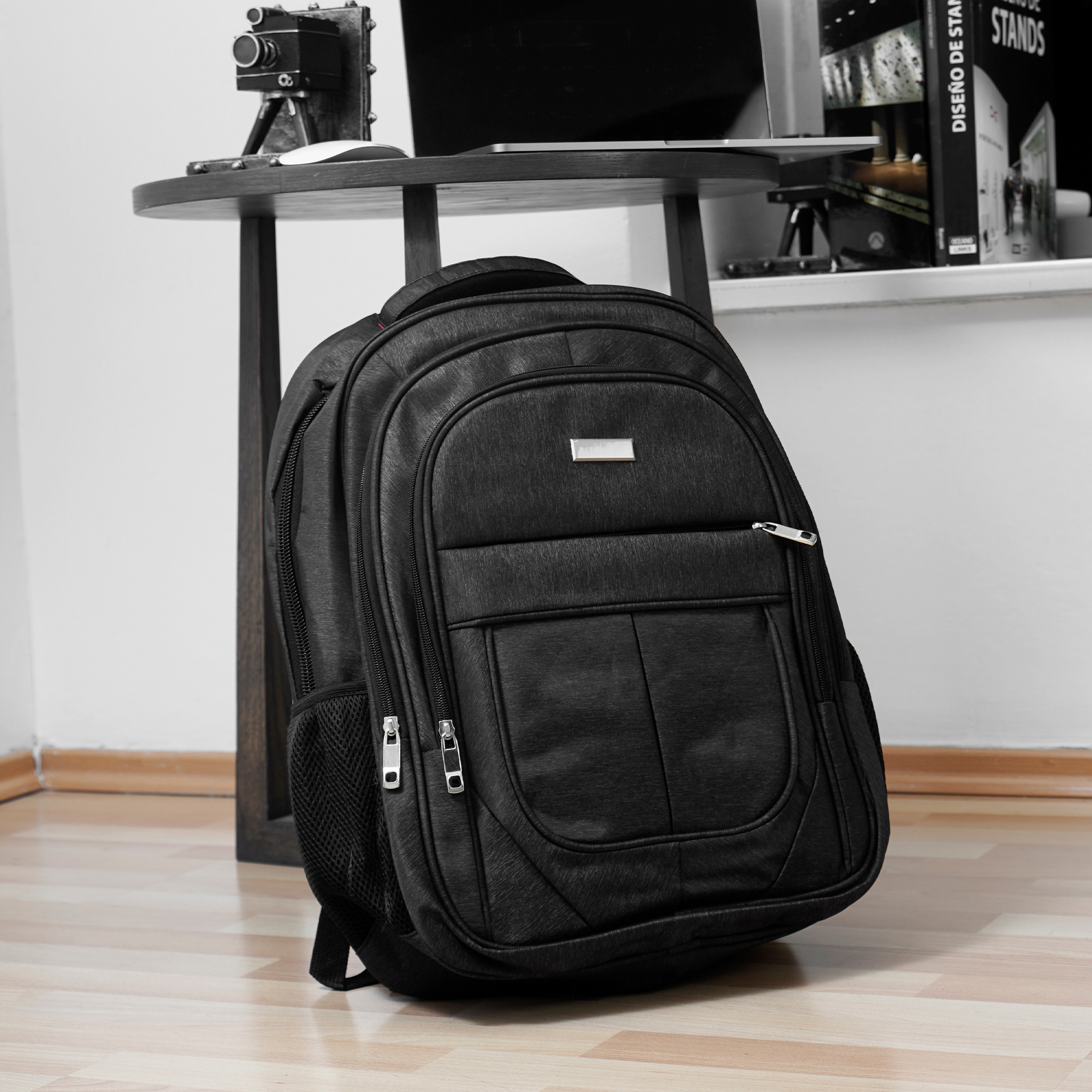 Mochila de 4 compartimentos. Con espacio acolchado para laptop max. de 17 pulgadas, organizador interno, respaldo y tirantes acojinados con cinturón de seguridad, bolsillos laterales de red y placa metálica. GRIS