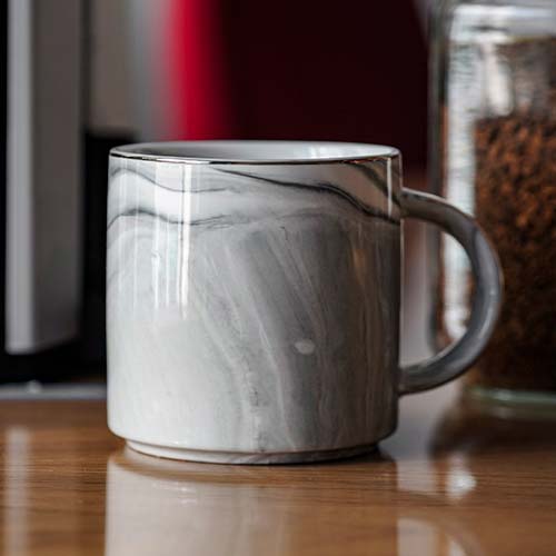 Taza de cerámica con apariencia de mármol. (No apta para microondas) UNICO