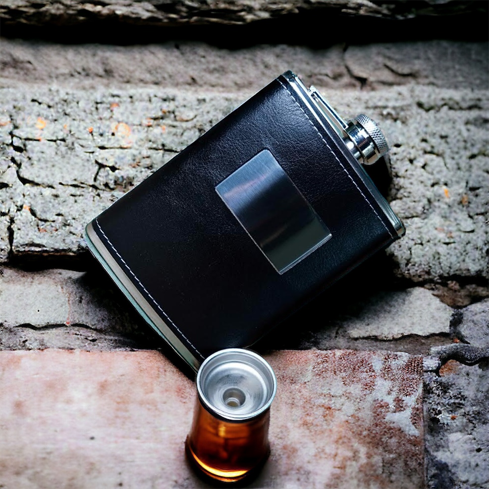 Set de licorera que incluye embudo. NEGRO