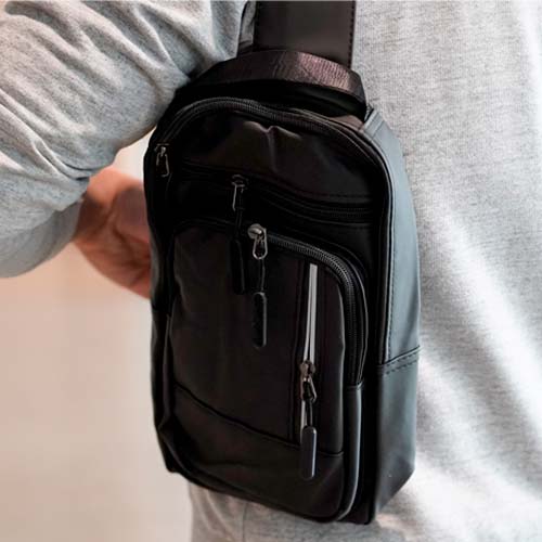 Bolsa de hombro de 4 compartimentos. 1 compartimento principal con bolsa en el respaldo, 3 compartimentos frontales, asa superior y correa ajustable. NEGRO