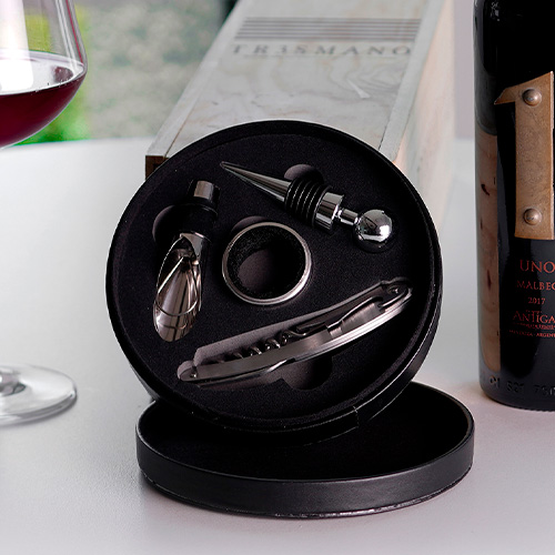 Set de vino con sacacorcho, boquilla, corcho metálico y corta gotas. NEGRO