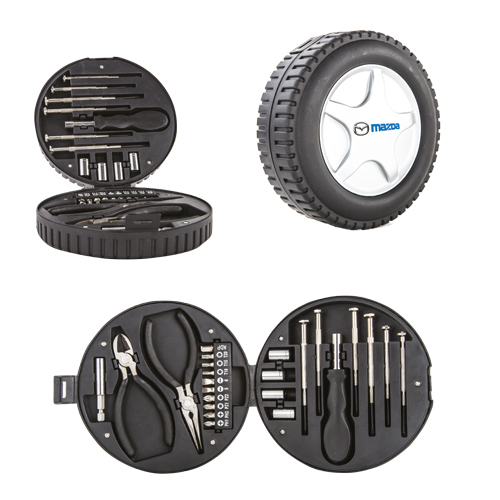 Set de herramientas en forma de neumático. Contiene: 2 pinzas, 6 desarmadores, 1 destornillador, 4 dados y 10 puntas. NEGRO