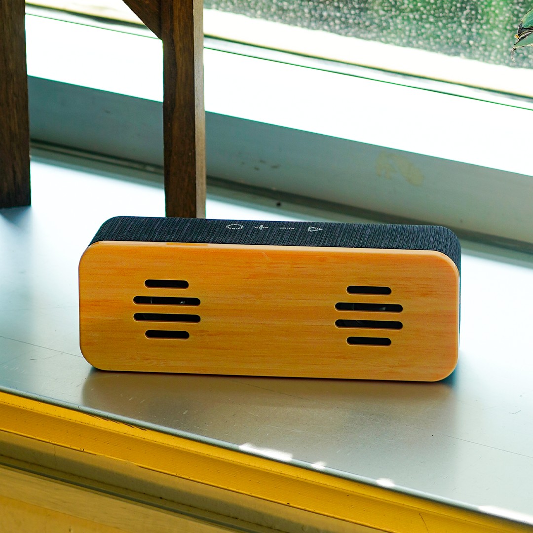 Bocina bluetooth con batería recargable de 8 hrs de reproducción. Cuenta con función de manos libres, entrada para auxiliar, entrada para tarjeta TF y entrada USB. Inlcuye cable de carga DC 5V. NEGRO