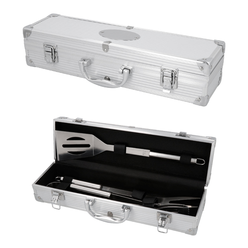 Set de BBQ. Incluye 1 tenedor trinchante, 1 volteador, pinzas y estuche de aluminio con interior de poliéster. PLATA