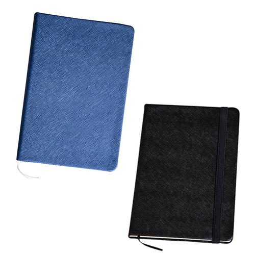 Libreta con pasta texturizada de apariencia metálica, separador y banda elástica para sujetar cubierta. Con 90 hojas rayadas. AZUL