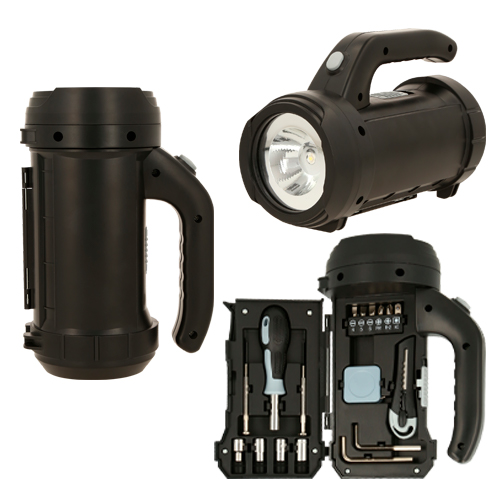 Linterna portátil 2 en 1. Lámpara de LED y apartado de herramientas en el costado. Incluye 17 accesorios: 1 metro, 1 cutter, 2 llaves Allen, 2 destornilladores de precisión, 1 mango, 5 puntas intercambiables y 4 dados. Requiere de 3 baterías AA, no incluidas. NEGRO