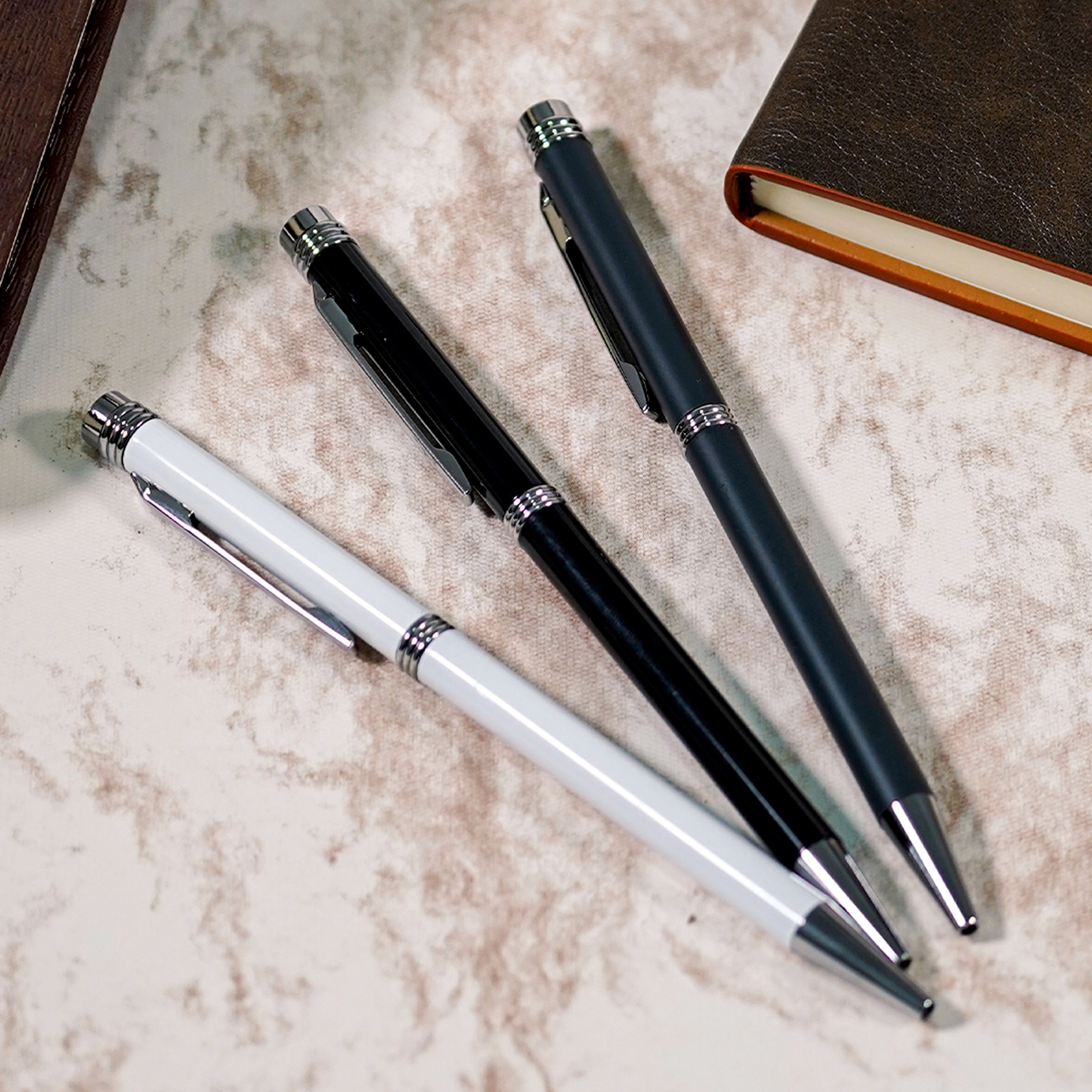 Bolígrafo metálico de diseño delgado con detalles plateados, clip y mecanismo retráctil. BLANCO