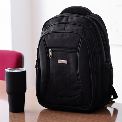 Mochila de poliéster con espacio para laptop max. de 17 pulgadas. 4 bolsas frontales, asa y 2 bolsas laterales de malla, respaldo, tirantes acojinados y placa metálica. NEGRO
