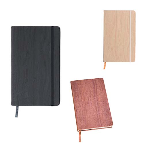 Libreta con pasta texturizada, banda elástica para sujetar cubierta, sobre y separador con 90 hojas. BEIGE