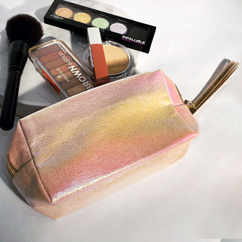 Cosmetiquera con acabado glitter, cierre y correa de plástico intercambiable. ROSA