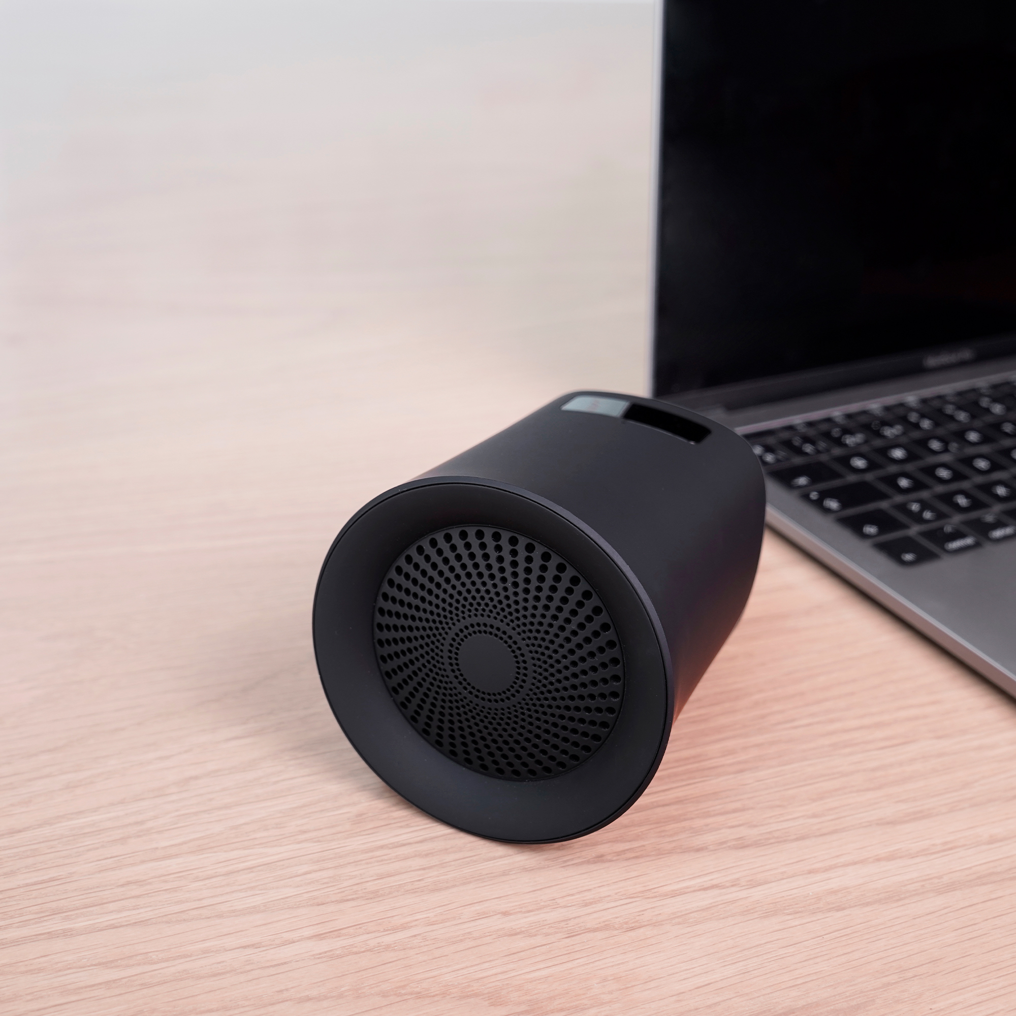 Bocina portátil de acabado rubber con display, cuenta con bluetooth, reproductor de audio, lector Micro SD, USB, auxiliar, radio y función manos libres. Incluye cable de carga y batería recargable con duración de 4 hrs. NEGRO