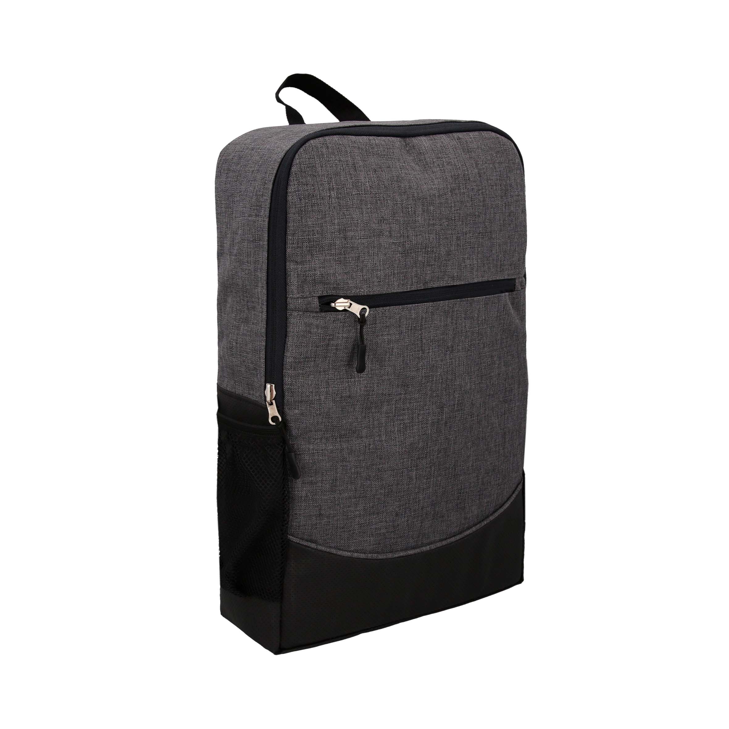 Mochila con compartimento principal acolchonado, base reforzada con curpiel, pequeño compartimento frontal, dos mallas laterales, dos correas ajustables, asa superior y fuelle. GRIS