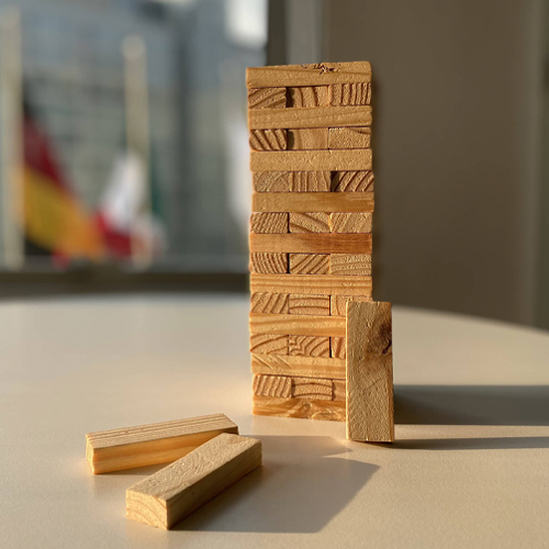 Torre de jenga con 54 bloques de madera. UNICO