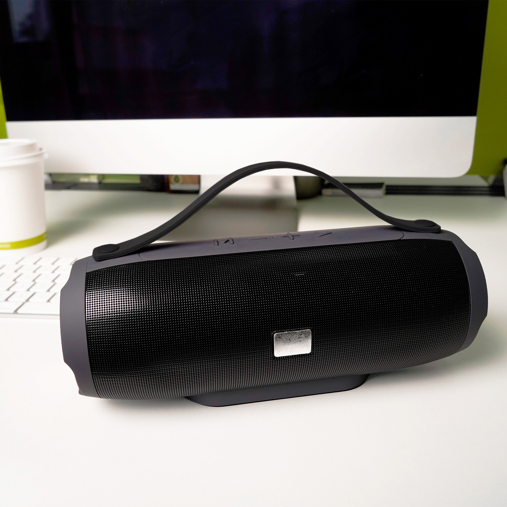 Bocina portátil bluetooth en acabado rubber con placa metálica, correa de silicón, radio FM, función de manos libres, control de volumen, botón de encendido y apagado, entrada micro USB, entrada micro SD, entrada USB y entrada AUX. Batería recargable con duración de 2-3 horas. GRIS