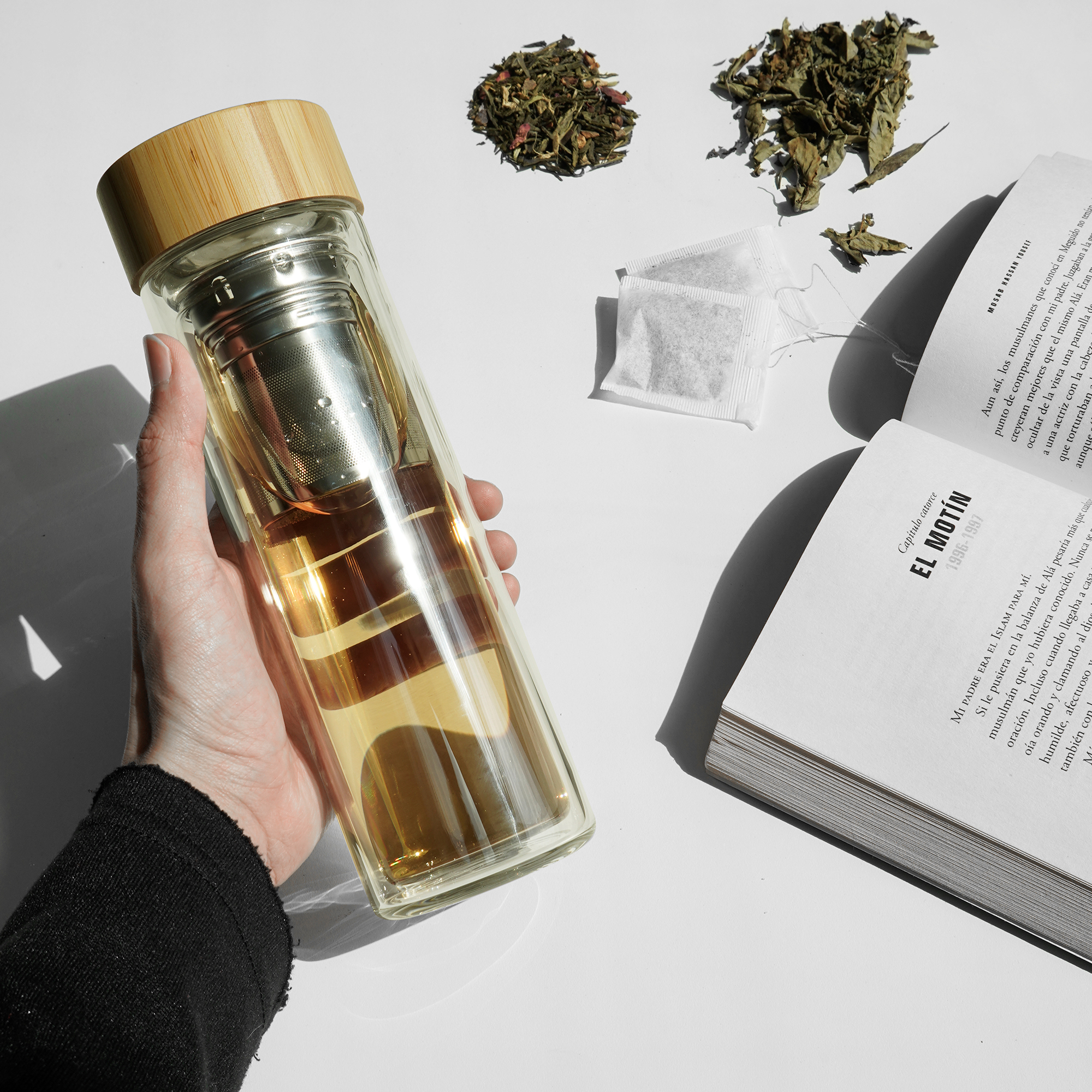 Termo con doble pared de vidrio e infusor, colador de metal y tapa de bambú enroscable. TRANSPARENTE