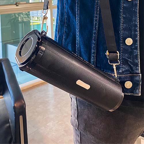 Bocina bluetooth portátil. Incluye luz LED con modalidad intercambiable o fija, entrada de auxiliar, entrada USB, tarjeta TF, entrada DC 5 V y botón de apagado y encedido. NEGRO