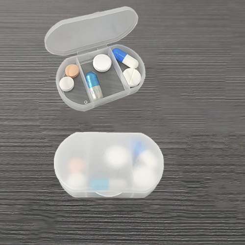 Pastillero de plástico con tres compartimentos. TRANSPARENTE