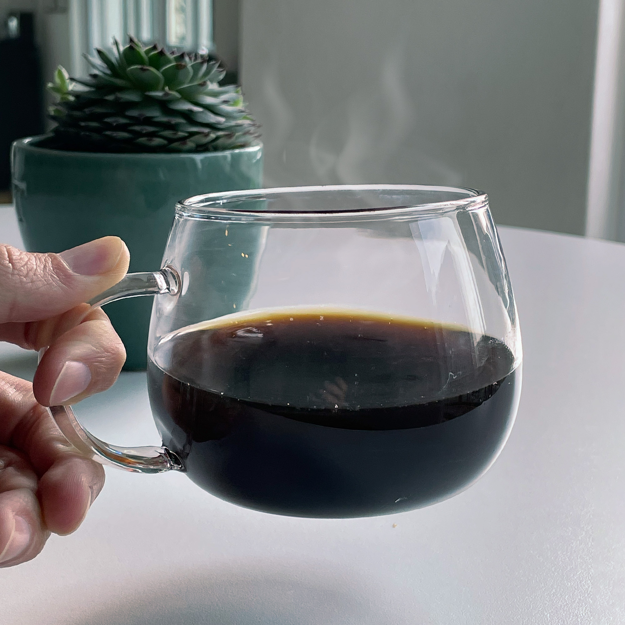 Taza de vidrio con diseño redondo y asa ergonómica que permite un fácil agarre. TRANSPARENTE