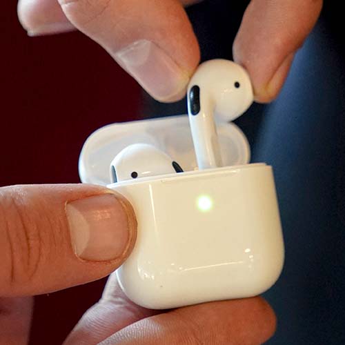 Audífonos bluetooth de plástico inalámbricos con estuche de batería recargable y mecanismo touch. Incluye cable de carga lightning. BLANCO