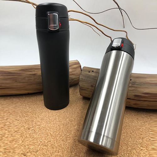 Termo de acero inoxidable con doble pared, tapa que evita derrames. Cuenta con un candado de seguridad en la boca de la botella. NEGRO