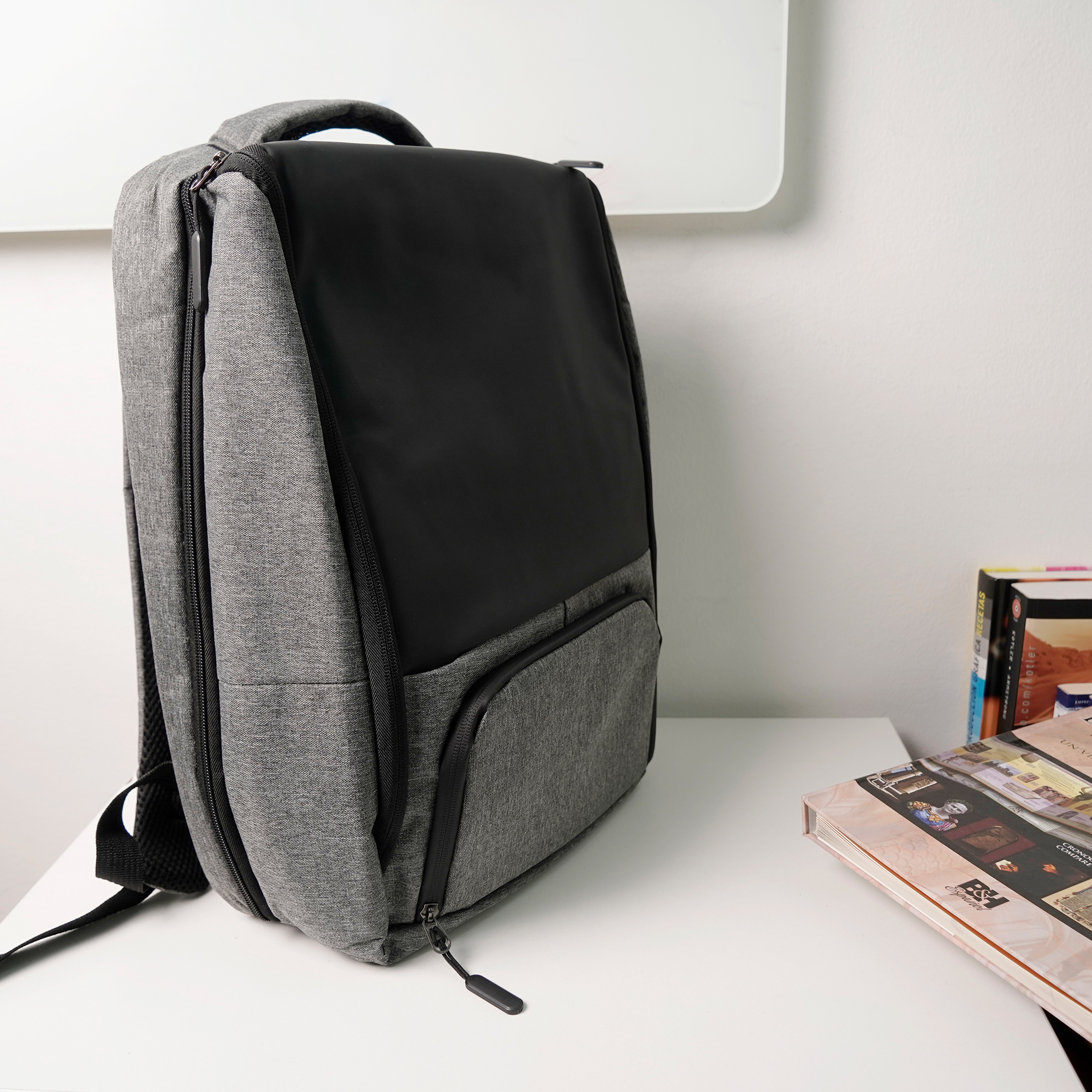 Mochila de poliéster y vinipiel que abre a 330 grados con asa, cierres plastificados, 2 compartimentos laterales, 1 compartimento frontal con cierre, compartimento interno para laptop max. 16 pulgadas y tirantes acojinados. NEGRO