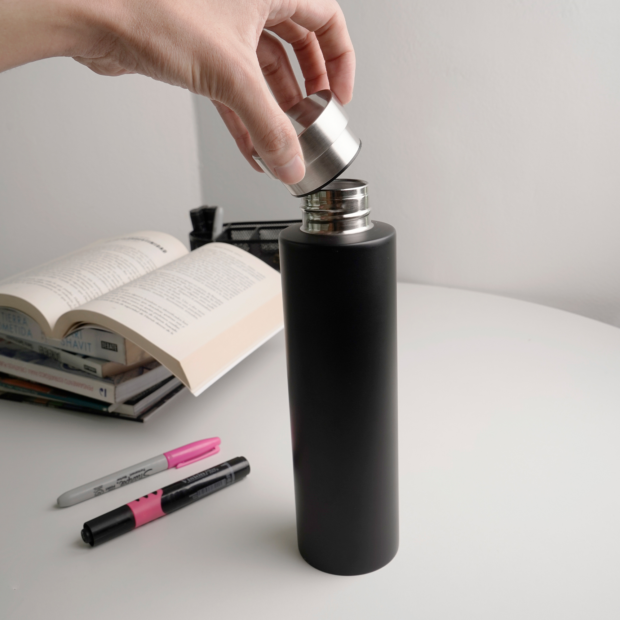 Termo de doble pared de acero inoxidable con tapa enroscable. NEGRO