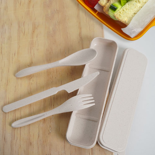 Set de cubiertos de wheat straw (fibra de trigo). Incluye cuchara, tenedor y cuchillo. NATURAL