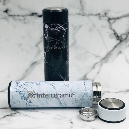 Termo con doble pared de acero inoxidable con acabado tipo mármol. Incluye colador. BLANCO