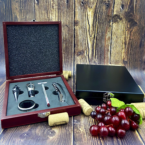 Set de vino con sacacorcho, boquilla, corcho metálico, corta gotas y termómetro. CAOBA