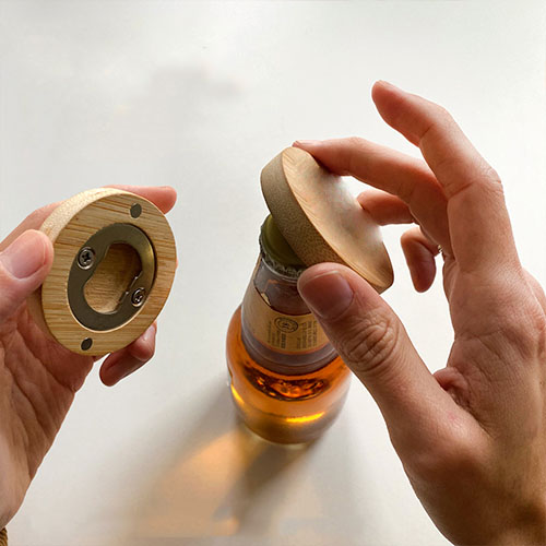 Destapador de bambú con imán en la base. MADERA