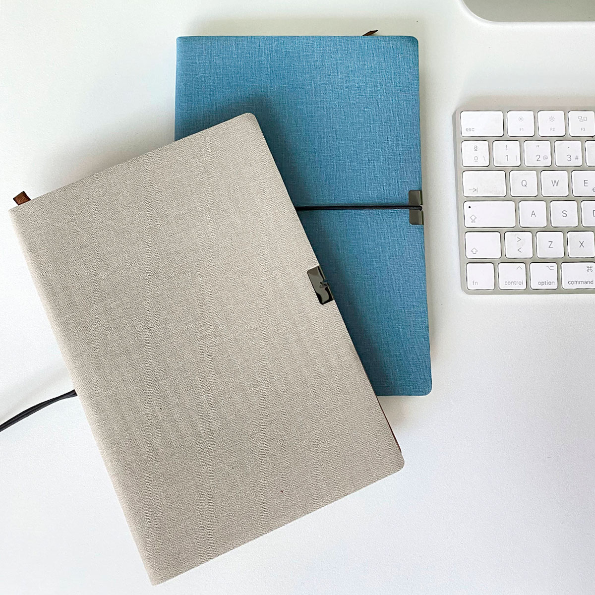 Libreta de poliuretano con pasta texturizada, 96 hojas rayadas, resorte a la mitad y separador. AZUL