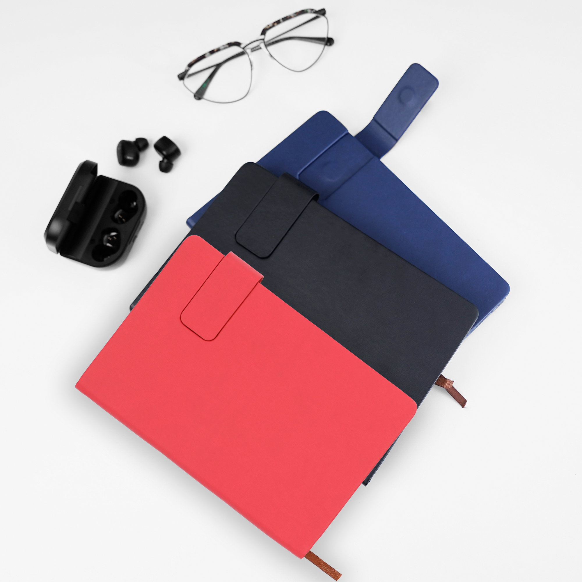 Libreta de poliuretano con broche magnético, 96 hojas rayadas y separador. AZUL