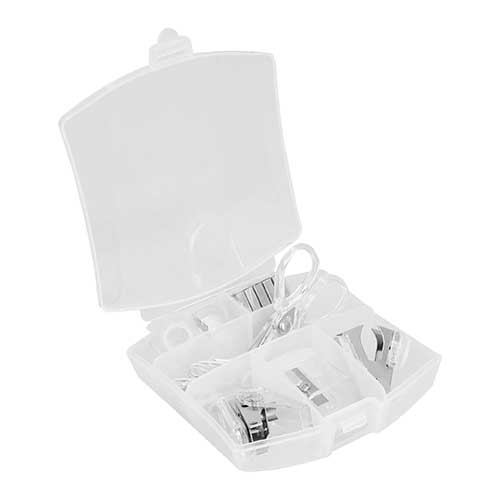 Set escolar de plástico con pinzas, clips, grapas, quita grapas, tijeras, engrapadora y cinta adhesiva. TRANSPARENTE