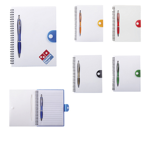 Libreta de 80 hojas, cubierta de plástico, espiral metálico y bolígrafo. AZUL