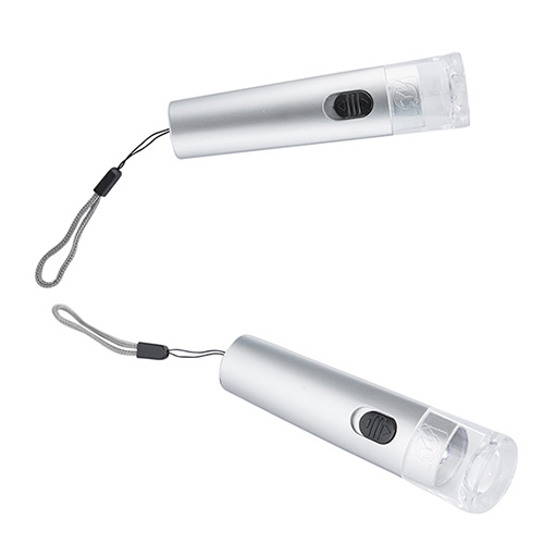 Lámpara triangular con un LED, botón de encendido y apagado. Incluye correa de mano y 3 baterías de botón. PLATA