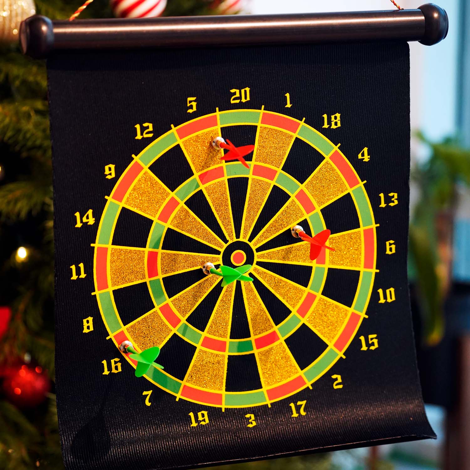 Juego de dardos magnéticos con telón de poliéster enrollable y asa para colgar. Incluye 4 dardos, tablero magnético con diversos blancos y estuche cilíndrico de cartón. UNICO