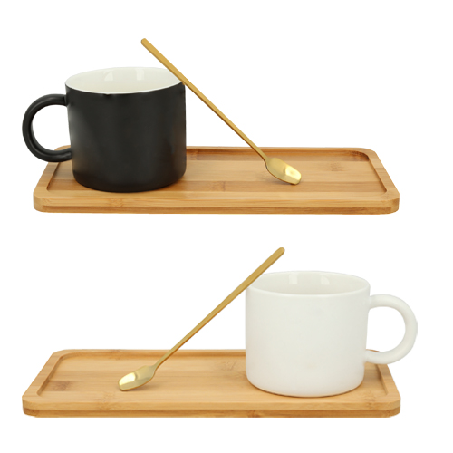 Taza de cerámica con cuchara de acero inoxidable y base de madera larga. BLANCO