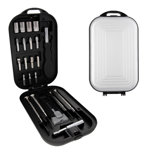 Set de herramientas portátil. Contiene 22 accesorios: 4 desarmadores relojero, 1 cutter, 1 dado de extensión, 4 dados, 1 mango y 11 puntas intercambiables. PLATA